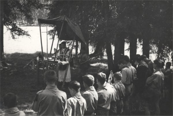 07/1961_Riparto S.Maria del Rovere, Val Visdende.Campo della Luna Nuova_L'assistente che celebra la messa.